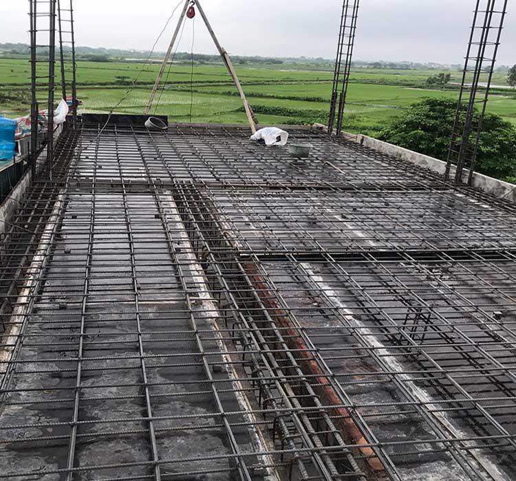 Cần kê các lớp thép sàn cẩn thận bằng con kê bê tông