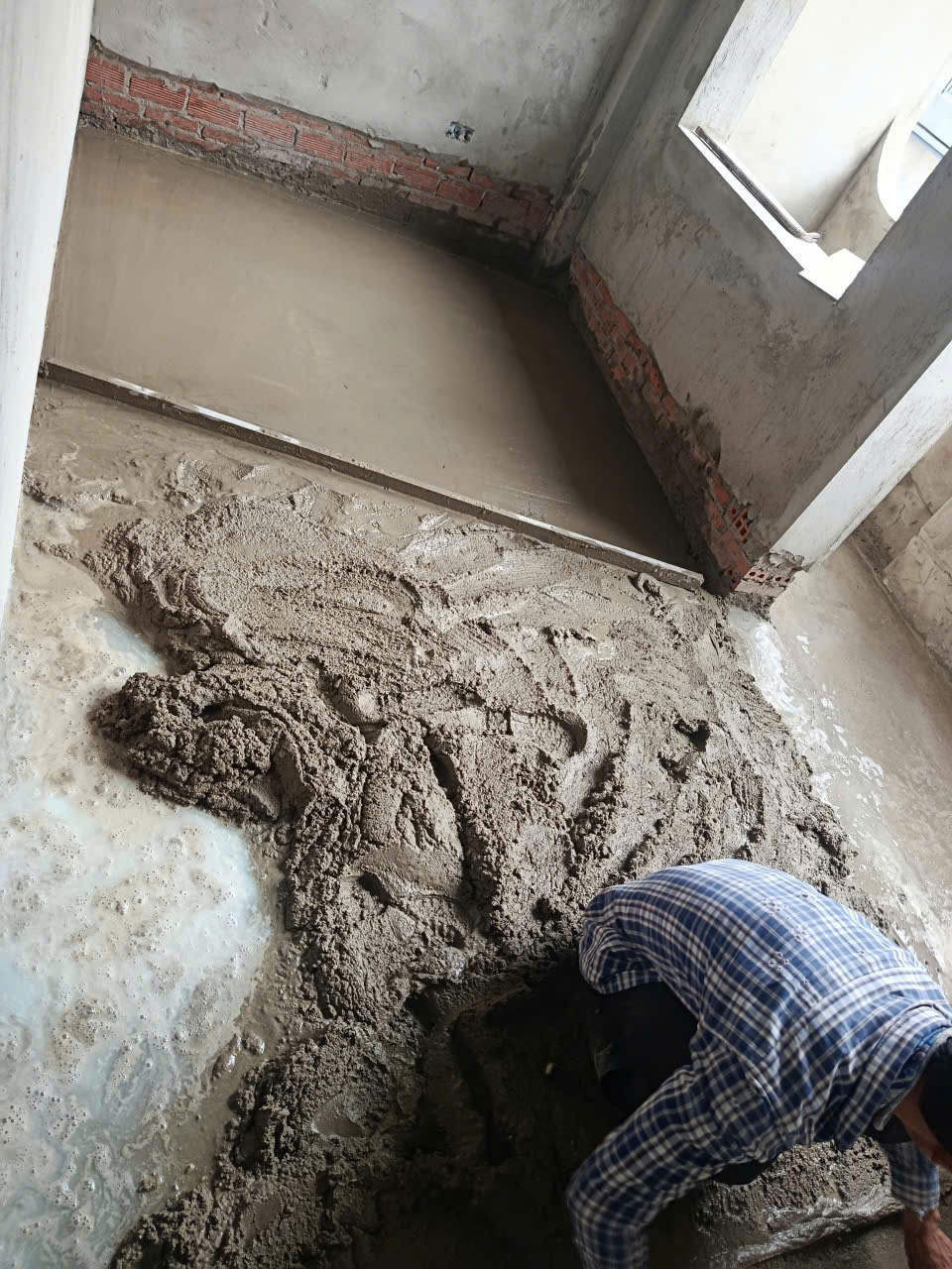 Cán nền tô tường trong thi công phần thô nhà phố